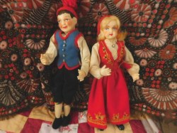 9 INCH PAIR OF NORWEGIAN OSLO NORWAY COSTUMED DOLLS